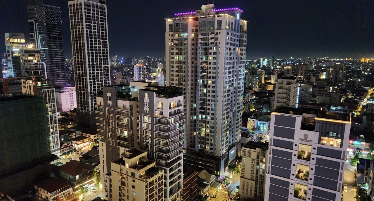 Ночной Пномпень: подсвеченные башни жилого квартала BKK1